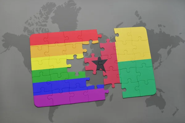 Quebra-cabeça com a bandeira nacional de guiné bissau e bandeira do arco-íris gay em um fundo de mapa do mundo . — Fotografia de Stock