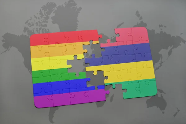 Quebra-cabeça com a bandeira nacional de Mauritius e bandeira do arco-íris gay em um fundo de mapa do mundo . — Fotografia de Stock