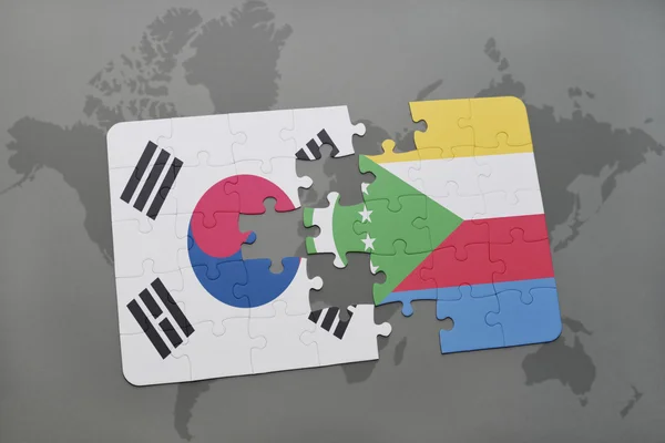 Quebra-cabeça com a bandeira nacional da Coréia do Sul e comorbidades em um fundo de mapa do mundo . — Fotografia de Stock
