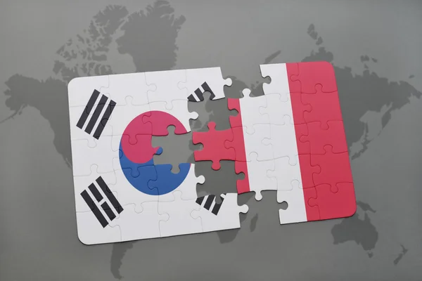 Quebra-cabeça com a bandeira nacional da Coréia do Sul e peru em um fundo de mapa do mundo . — Fotografia de Stock