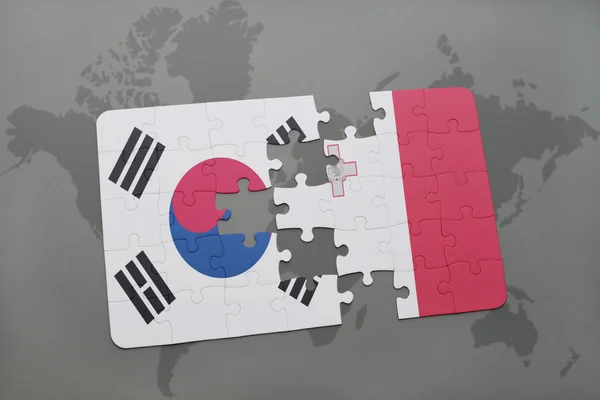 Quebra-cabeça com a bandeira nacional da Coréia do Sul e malta em um fundo de mapa do mundo . — Fotografia de Stock