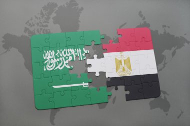 bir dünya haritası arka plan üzerinde Suudi Arabistan ve Mısır ulusal bayrağı ile bulmaca.