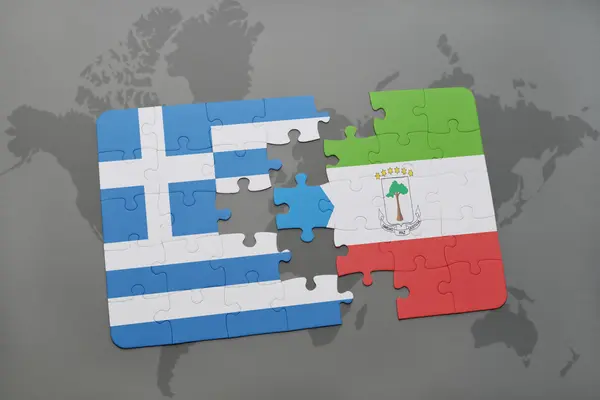 Quebra-cabeça com a bandeira nacional da grécia e da Guiné Equatorial sobre um mapa mundial de fundo . — Fotografia de Stock