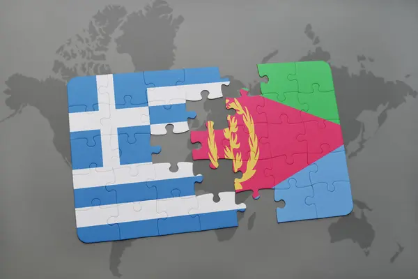 Quebra-cabeça com a bandeira nacional da grécia e eritreia em um fundo de mapa do mundo . — Fotografia de Stock