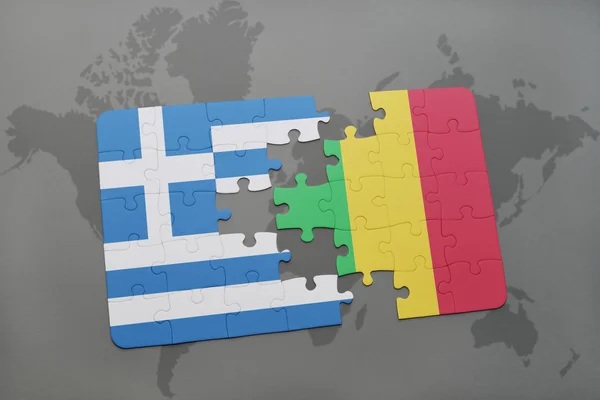 Quebra-cabeça com a bandeira nacional da Grécia e Mali em um fundo de mapa do mundo . — Fotografia de Stock