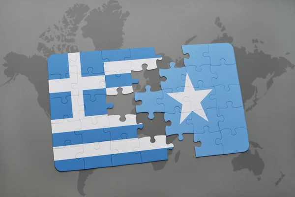 世界地图背景上希腊和索马利亚国旗的谜题. — 图库照片