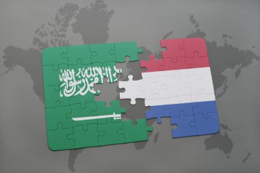 Suudi Arabistan ve Hollanda ulusal bayrak dünya harita arka plan üzerinde ile bulmaca.
