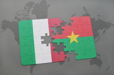 bir dünya haritası arka plan üzerinde İtalya ve burkina faso ulusal bayrağı ile bulmaca.