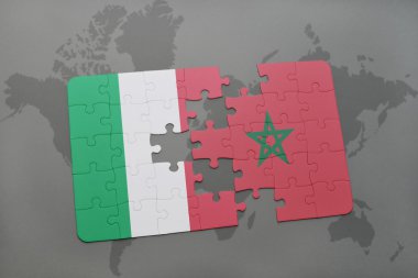 İtalya ve Fas dünya harita arka plan üzerinde ulusal bayrak ile bulmaca.