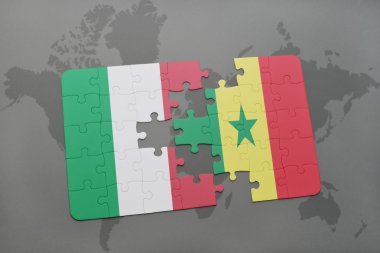 İtalya ve senegal dünya harita arka plan üzerinde bayrağı ile bulmaca.
