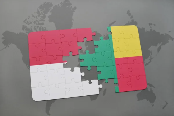Puzzel met de nationale vlag van Indonesië en Benin op een wereld kaart achtergrond. — Stockfoto