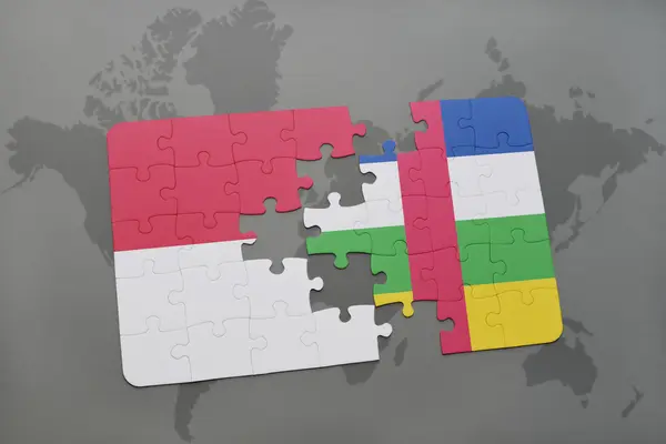 Puzzle mit der Nationalflagge Indonesiens und der Zentralafrikanischen Republik auf einer Weltkarte. — Stockfoto