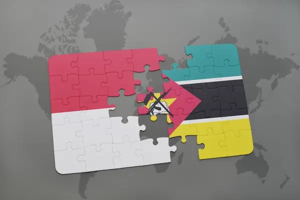 Rompecabezas con la bandera nacional de Indonesia y Mozambique en un mapa del mundo fondo . — Foto de Stock