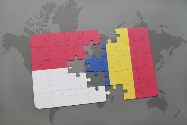 Puzzle avec le drapeau national de l'indonésie et la Roumanie sur un fond de carte du monde . — Photo
