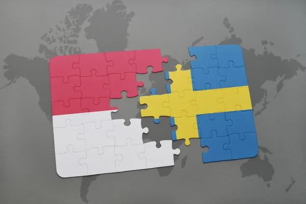 Головоломка з національним прапором Індонезії та Швеції на фоні карти світу . — стокове фото