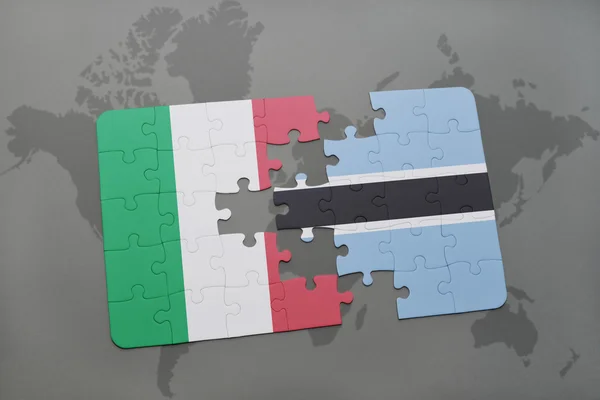 Puzzle con la bandiera nazionale d'Italia e del Botswana su sfondo mappa del mondo . — Foto Stock