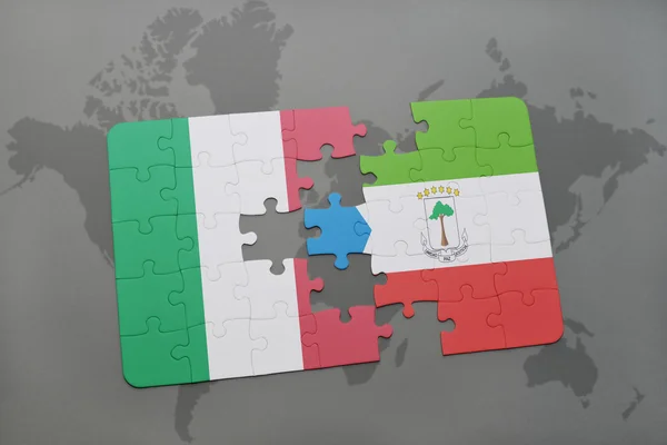 Bir dünya haritası arka plan üzerinde İtalya ve ekvator ginesi ulusal bayrağı ile bulmaca. — Stok fotoğraf