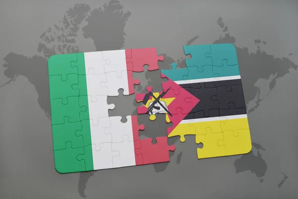 Puzzle con la bandiera nazionale d'Italia e mozambique su sfondo mappa del mondo . — Foto Stock