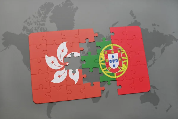 Quebra-cabeça com a bandeira nacional de hong kong e portugal sobre um mapa mundial de fundo . — Fotografia de Stock