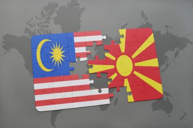 Malezya ve Makedonya dünya harita arka plan üzerinde bayrağı ile bulmaca.