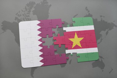 bir dünya haritası arka plan üzerinde katar ve surinam ulusal bayrağı ile bulmaca.