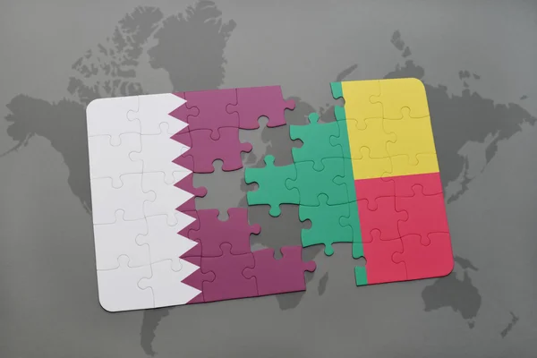 Puzzel met de nationale vlag van Qatar en Benin op een wereld kaart achtergrond. — Stockfoto