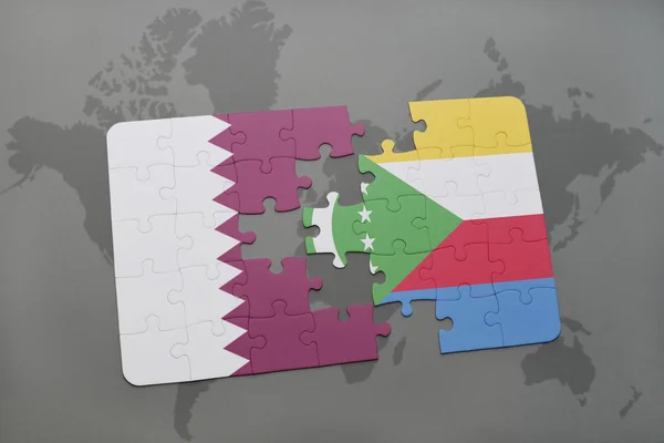 Rejtély a nemzeti zászló Katar és Comore-szigetek egy világtérképen háttér. — Stock Fotó