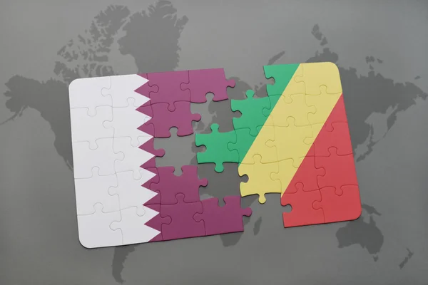 Puzzle avec le drapeau national de qatar et la république du congo sur un fond de carte du monde . — Photo
