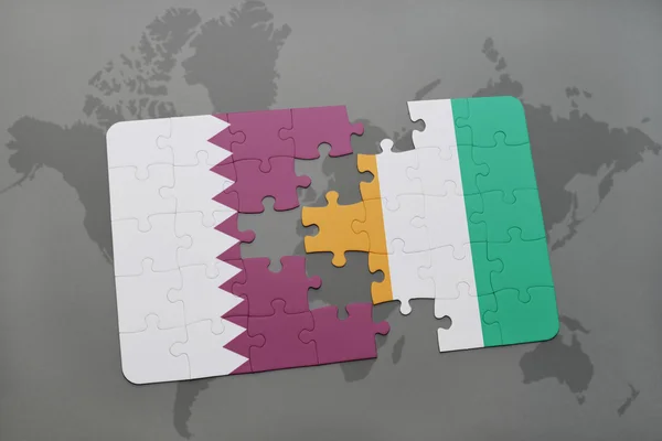 Puzzle avec le drapeau national de qatar et cote divoire sur fond de carte du monde . — Photo