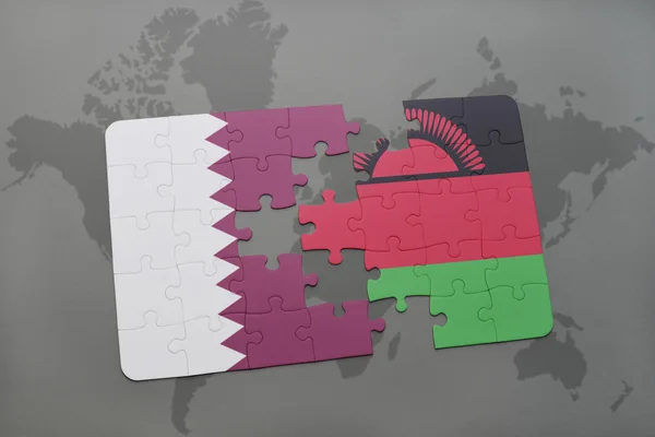 Puzzle mit der Nationalflagge von Katar und Malawi auf einer Weltkarte Hintergrund. — Stockfoto