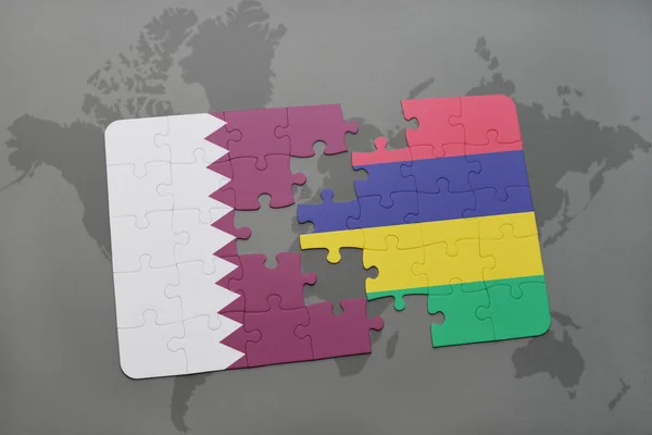 Puzzle con la bandiera nazionale di qatar e mauritius su sfondo mappa del mondo . — Foto Stock