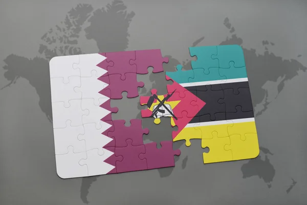 Puzzel met de nationale vlag van Qatar en Mozambique op een wereld kaart achtergrond. — Stockfoto