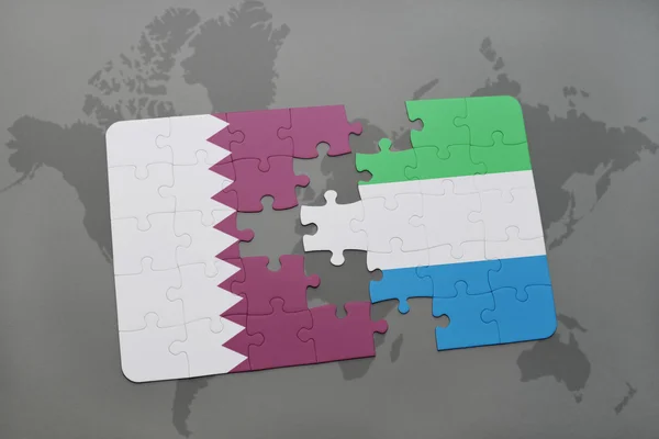 Puzzel met de nationale vlag van Qatar en Sierra Leone op een wereld kaart achtergrond. — Stockfoto