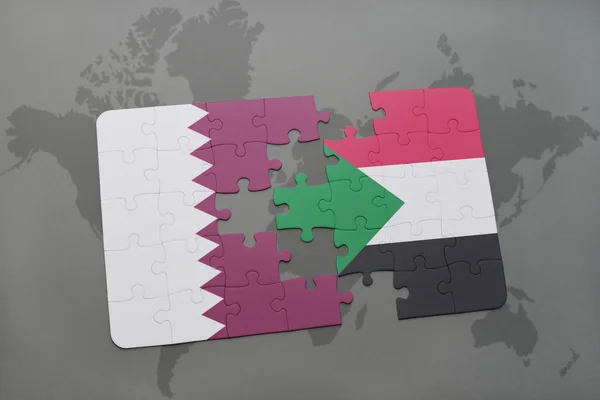 Pussel med nationella flaggan i Qatar och Sudan på en världskarta bakgrund. — Stockfoto