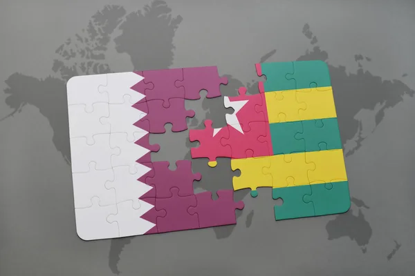 Rompecabezas con la bandera nacional de qatar y togo en un fondo de mapa del mundo . — Foto de Stock