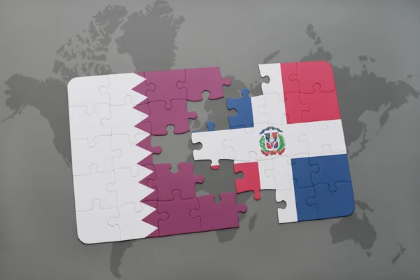 Quebra-cabeça com a bandeira nacional do qatar e da república dominicana em um fundo de mapa do mundo . — Fotografia de Stock