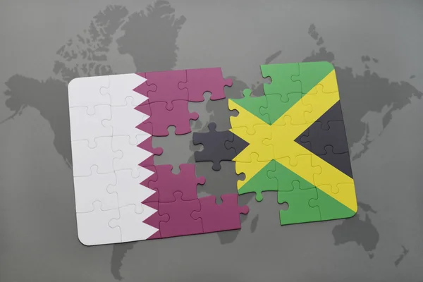 Rompecabezas con la bandera nacional de qatar y jamaica en un fondo de mapa del mundo . — Foto de Stock
