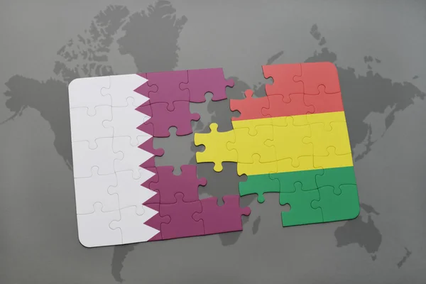 Puzzel met de nationale vlag van Qatar en Bolivia op een wereld kaart achtergrond. — Stockfoto