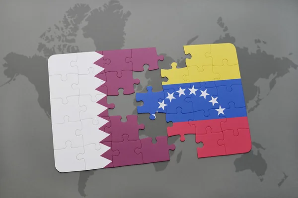 Quebra-cabeça com a bandeira nacional do qatar e venezuela em um fundo de mapa do mundo . — Fotografia de Stock