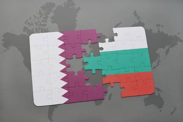 Puzzel met de nationale vlag van Qatar en Bulgarije op een wereld kaart achtergrond. — Stockfoto