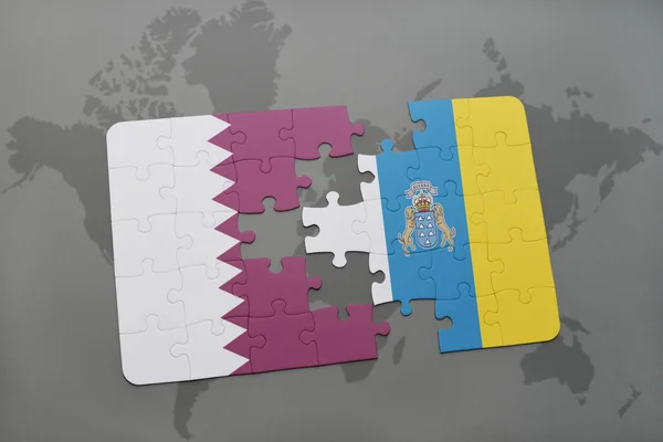 Puzzle con la bandiera nazionale delle isole qatar e canarie su uno sfondo mappa del mondo . — Foto Stock