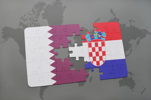 Puzzle avec le drapeau national de qatar et de croatie sur un fond de carte du monde . — Photo