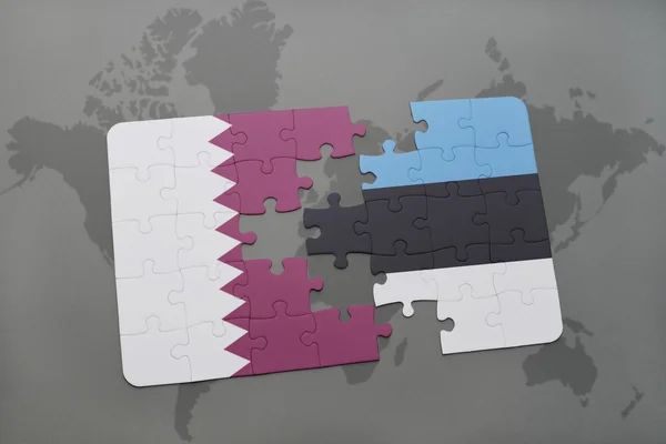 Puzzle con la bandiera nazionale di qatar ed estonia su sfondo mappa del mondo . — Foto Stock