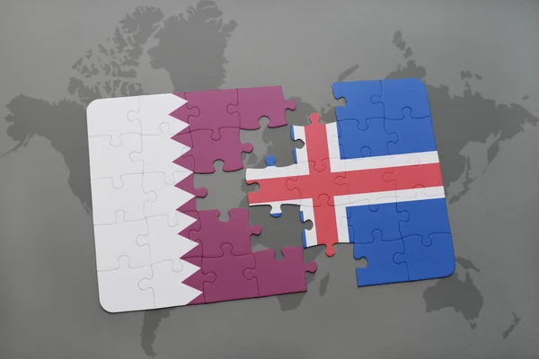 Puzzle avec le drapeau national de qatar et iceland sur un fond de carte du monde . — Photo