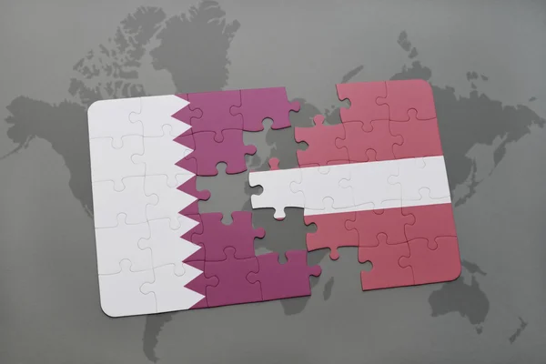 Puzzel met de nationale vlag van qatar en Letland op de achtergrond van een wereld kaart. — Stockfoto