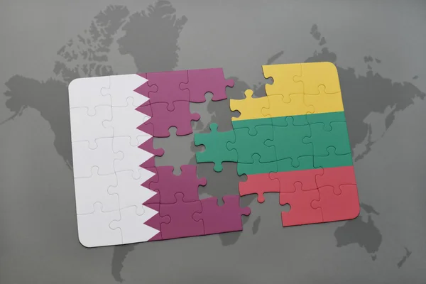 Puzzle avec le drapeau national de qatar et lithuania sur un fond de carte du monde . — Photo