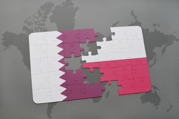 Puzzel met de nationale vlag van qatar en Polen op de achtergrond van een wereld kaart. — Stockfoto