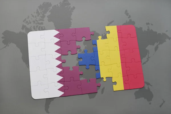 Puzzel met de nationale vlag van qatar en Roemenië op de achtergrond van een wereld kaart. — Stockfoto