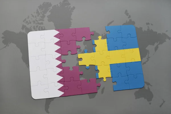Puzzel met de nationale vlag van qatar en Zweden op een wereld kaart achtergrond. — Stockfoto