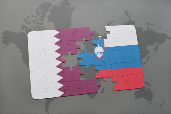 世界地図背景にカタール、スロベニアの国旗パズルします。. — ストック写真